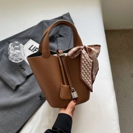 حقيبة نسائية بمقبض يد مزين برباط