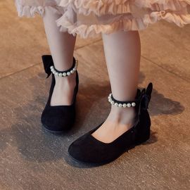 أحذية صغيرة جلدية بكعب عالٍ ورباط فيونكة للبنات