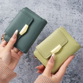 محفظة نسائية عصرية قابلة للطي، بتصميم أنيق وملمس فاخرمزودة بقلادة وحلقة مفاتيح