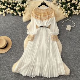 فستان تنورة طويلة مطوية تضفي لمسة من الرقي