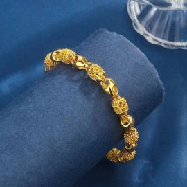 سوار نسائي بتصميم يجمع بين حلقات بيضاوية مصقولة وحبات كروية مفرغة مزخرفة تنتهي على شكل قلب