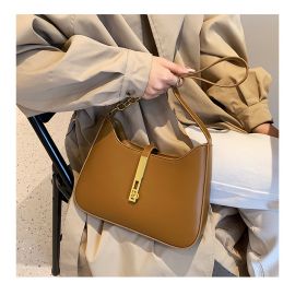 شنطة نسائي مزينه بقفل عصري