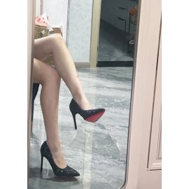 حذاء اسود لامع ذو مقدمة مدببة وبنعل احمر للسيدات