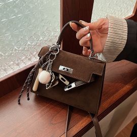 شنطة ايرمز صغيره الحجم مع قلاده