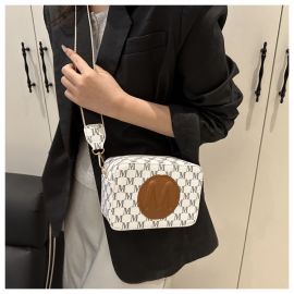 حقيبة نسائية مربعة الحجم منقوشة بحرف M