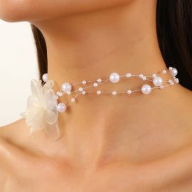 قلادة من اللؤلؤ بتصميم عصري