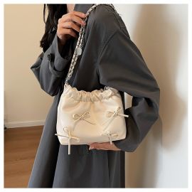 شنطة نسائي مزينه بفيونكات صغيره