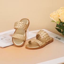 صندل  جلدي مسطح منسوجة ذهبية اللون للفتيات 