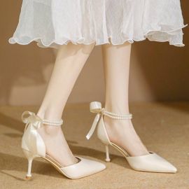 كعب نسائي مزين بلؤلؤ