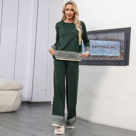 طقم نسائي أنيق بأكمام طويلة وبنطال واسع مزين بالنقوش من قطعتين