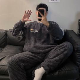 بجامات شتويه رجاليه ذات انماط متعدده