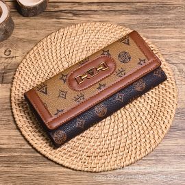 محفظة نسائية طويلة بتصميم مستوحى من الماركات العالمية ومساحات داخلية منظمة ومتعددة