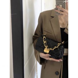 شنطه يد نسائية بتصميم قفل مربع 