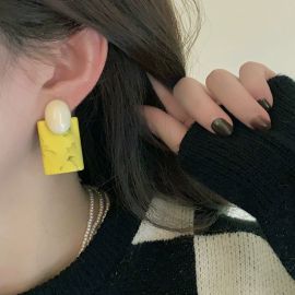 اقراط نسائيه صفراء مربعه الشكل