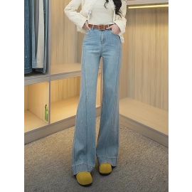 بنطال جينز نسائي، يتميز بقصة واسعة ومستقيمة، ومزود بتفاصيل لامعة صغيرة على طول الساقين