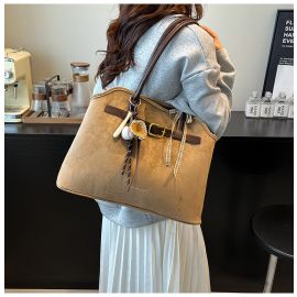 شنطة كتف نسائي مزينه بحزام مع قلاده