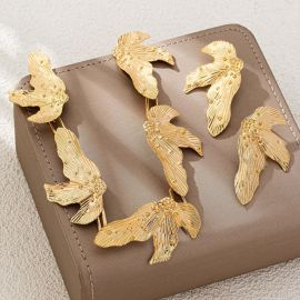 طقم أقراط وقلادة يجمع بين الأناقة العصرية والفخامة