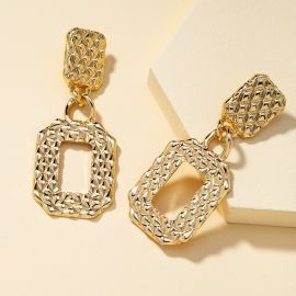 اقراط نسائية بشكل هندسي