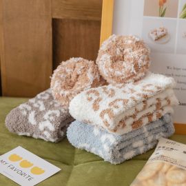 جوارب من الصوف بطبعة جلد النمر دافئة ومقاومة للبرد للسيدات 4 قطع 