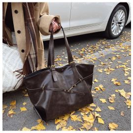 شنطة كتف نسائي كبيره الحجم مزينه بحزام