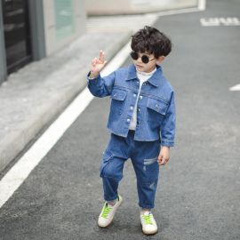 طقم للأطفال من قطعتين ، بتصميم عصري من قماش الجينزيتميز بأزرار وجيوب أمامية 