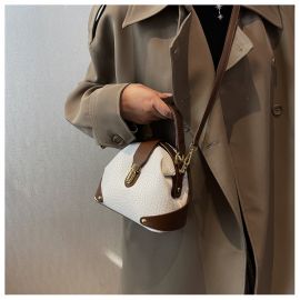 حقيبة نسائية بتصميم صدفي