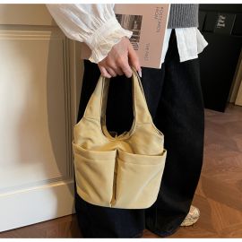 شنطة نسائيه على شكل سله مزوده بجيوب خارجيه