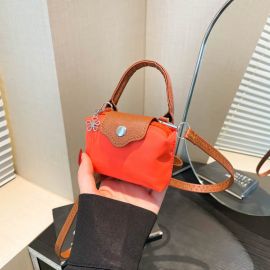 حقيبة نسائية صغيرة الحجم