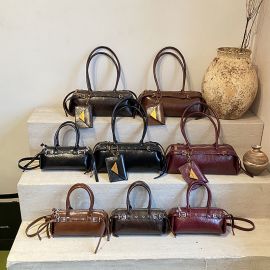 شنطة نسائي مزينه بحزام