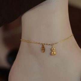 خلخال نسائي بسلسلة ذهبية رفيعة، مزين بتعليقتين إحداهما على شكل قرع ذهبي، والأخرى على شكل عملة معدنية 