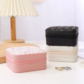 صندوق مجوهرات بتقسيمات ذكية لتخزين الإكسسوارات بشكل مرتب وسهل الوصول