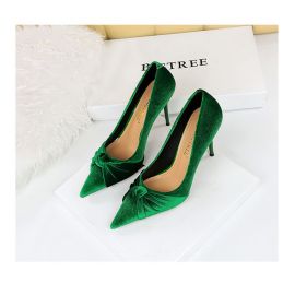 كعب مخملي نسائي مزين بعقده رباط