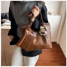 شنطة كتف نسائي مزوده بمحفظه 