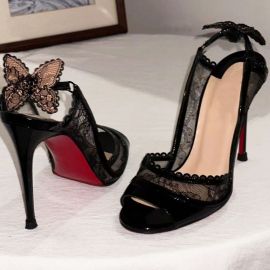 حذاء نسائي بكعب عالٍ مفتوح من الأمام من الجلد اللامع، مزين برباط على شكل فيونكة