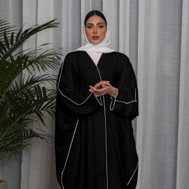 عباية نسائية بحواف ملون