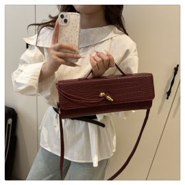 حقيبة نسائية مستطيل الشكل وتصميم قفل مائل