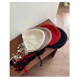 قبعة صغيرة نسائية محبوكة بأسلوب فريد مع شرائط متدلية وزينة دائرية