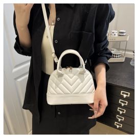 شنطة يد نسائي ذات لون سادة بتصميم عصري