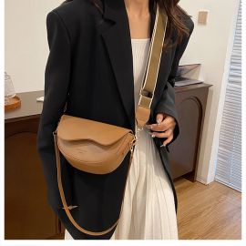 شنطة يد نسائي مزينه بحزام عريض