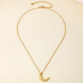 قلادة نسائية بتصميم بسيط، بسلسلة رفيعة باللون الذهبي وتعليقة على شكل هلال مصقول ولامع