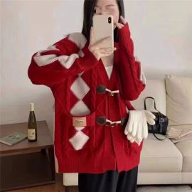 معطف شتوي دافئ بأكمام طويلة تضفي لمسة شبابية مرحة على إطلالتك