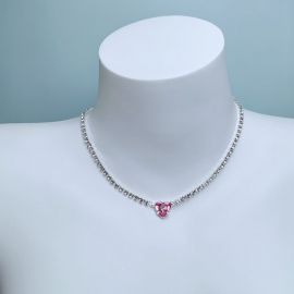 عقد نسائي فاخر يتميز بسلسلة مع تعليقة مركزية على شكل قلب