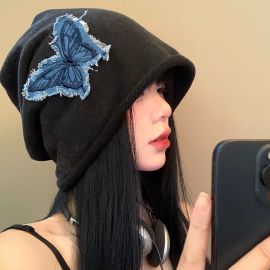 قبعه صغيرة قطنية نسائية بتصميم كاجوال، تتميز بوشم تطريز على شكل فراشة