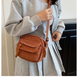 شنطة كتف نسائيه بجيب خارجي