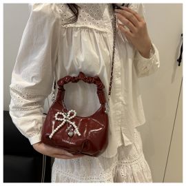 حقيبة يد نسائية مزينه بقلاده من اللؤلؤ