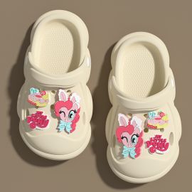 صندل بناتي يتميز بتصميم خفيف ومسامي، مع شخصيات كرتونية بارزة بحزام كاحل خلفي
