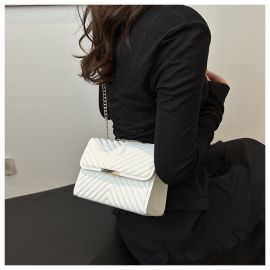 شنطة نسائي مربعه الحجم مع حزام من سلسلة