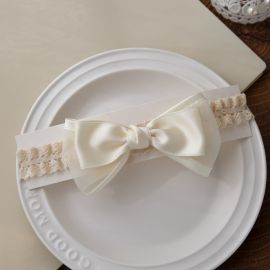 عصابة رأس مزينة بفيونكة دانتيل للمولودات