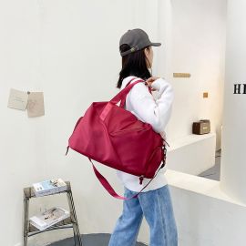 حقيبة سفر يدوية محمولة على الكتف بتصميم ذكي وأنيق 