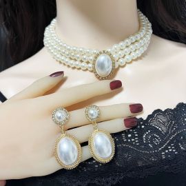 طقم عقد وأقراط من اللؤلؤ عالي الجودة